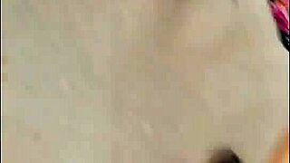 متابعة امرأة ناضجة في الشارع بفستان وخيط؟