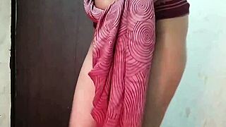 Indisk bhabhi JOI smutspråkar på hindi med fans på webcam, får dig att komma!