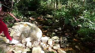 Jag slickar sockerpappas kuk på hemlig strand efter vandring