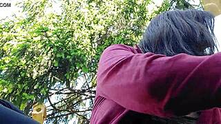 Я Николетта курю в общественном саду и флешу большие сиськи на улице