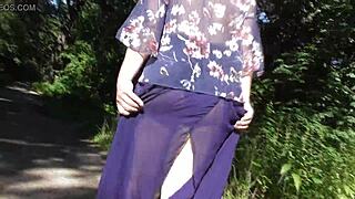 Owłosiona dojrzała błyska w parku publicznym!