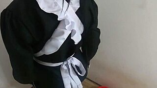 Sletterige non en dienstmeid voelen diepe keel passie emotioneel