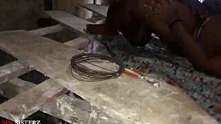 Rejtett szobában szex fán, hosszú baszás nagy fekete fasszal.