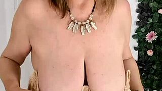 ΟΡΝΗ ΓΡΙΑ ΜΑΡΙΑOLD ΣΕΔΟΥΚΕΙ ΜΕ ΤΑ ΤΕΡΑΣΤΙΑ ΣΤΗΘΙΑ ΤΗΣ