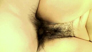 İç çamaşırındaki Japon anne yatakta anal parmaklama ve el işi için eğiliyor