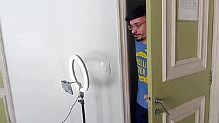 נימפומנית גדולה מתגרה עד שהיא מקבלת זיין פנטזיה