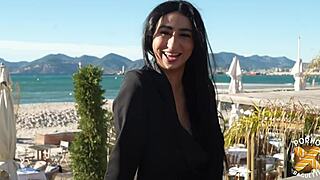 Didi Dominee zoals ze wilde grote natuurlijke tieten smalle taille MILF slet lingerie Frans harige poes brunette