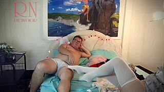 แม่บ้านสวมถุงน่องดูดควยและรูดน้ำเงี่ยนบนหี