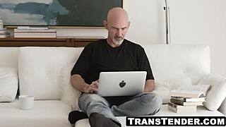 خلوي كاي الشقراء الشيمل تنيك وتقذف في ثقبها بالمني