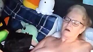 Mature chaude fait du yoga nue puis se masturbe