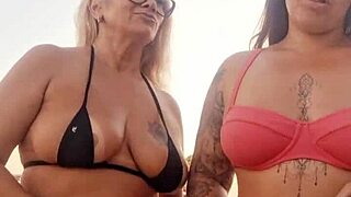 Parler cochon sur la plage avec une amie salope avant de déflorer un mec vierge