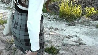 Güzel Esmer Milf Kamusal Külotunda Sik Okşuyor