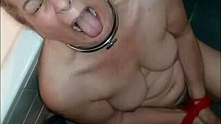 Bundet underdanig slave får spanking og fellation ydmygelse