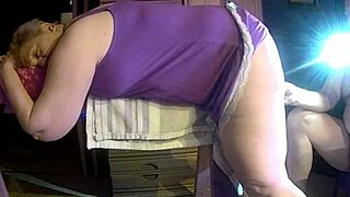 59-årig Tennessee-slutwife böjd över sågben med fitta-närbild och dildo-fuck