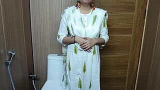 Provando Figa Mia Matrigna in Bagno