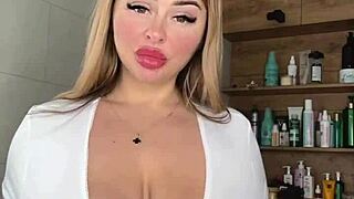 Schöne MILF mit riesigen natürlichen Titten wartet und streichelt sich selbst!