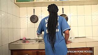 Betrapt met vingeren in keuken, wil nu die grote lul?