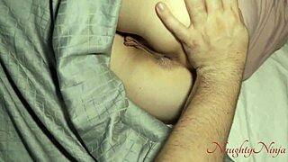 แม่เลี้ยงปลอบโยนฉันระหว่างพายุฟ้าคะนอง