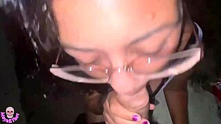 パークでセクシーな巨乳とお尻