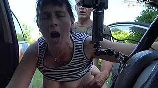 Zrelá sissy zvádza na vonkajšie kúrenie s rozťahovaným zadkom.