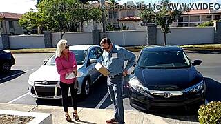 Kocham te przywileje kuriera, jak pochylanie się nad blond MILF w bieliźnie na jazdę kowbojką POV i spermę na cyce.