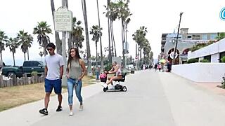 MILF nenek fit dibogol di tepi pantai awam! 😍