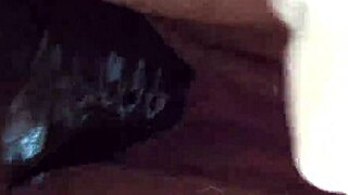 丰满白人女仆近距离闪现湿逼，意外中出黑人精液的硬核传教士式操