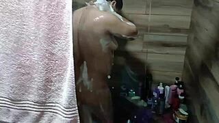 กลับบ้านป้าแล้วเจอป้าอาบน้ำเสียวตัวเองเกือบโดนจับได้