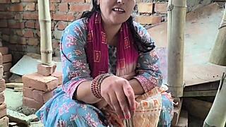 Я эта азиатская ББВ, согнутая на кровати, трахают догги-стайлом и лижут киску за лишние деньги