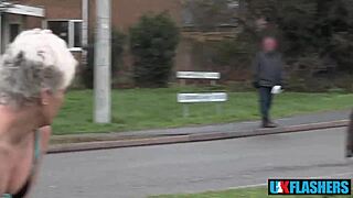 Hé, kan iedereen Bree Brannings natte kut zien flitsen en pissen voor UK-flashers? 😏