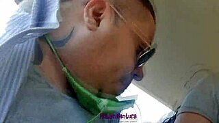 Стенещата курва се навежда в колата за свирка покрита със сперма