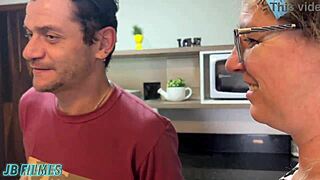 Meus amigos vieram e fizeram DP na minha avó, a velha puta