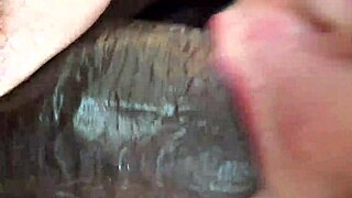 Можеш ли да издържиш клоуз ъп чукане, блоуджоб и кум в путката на едра сочна дупе зряла BBW милф?