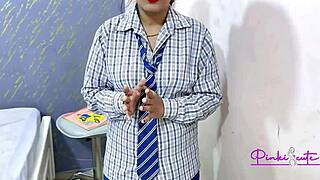 Учителка свършва в устата на ученичка POV свирка с гълтане