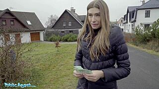 Хеј, ова врућа бринета жена воли веће курце и сперму у уста јавно