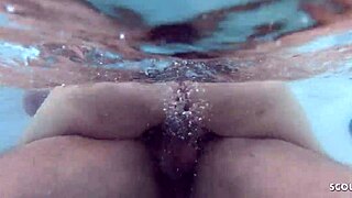 Λατίνα με καμπύλο κώλο μαζεύεται για ωμό γαμήσι στο μπαλκόνι με τζακούζι από Γερμανό τουρίστα