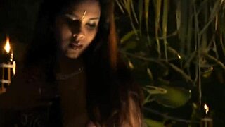 Çıplak vücudunu sevdiğini biliyor şehvetli glamour pozda