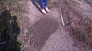 Лучший уличный писсинг мощной струей мочи в любительской компиляции