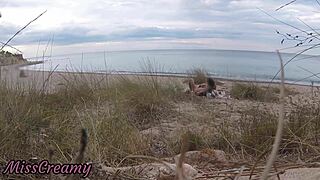 ¿Por qué esta puta profesora francesa hace mamada a extraño en playa nudista en público, terminando con corrida?