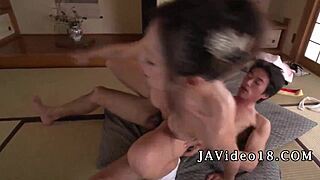 Pelacur Asia Tak Puas Pakai Kimono Hisap Kontol dan Dientot