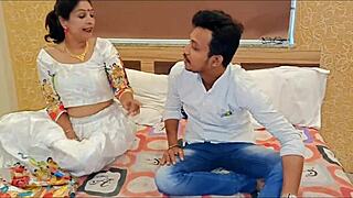 हॉट इंडियन भाभी होटल में कपल सेक्स का मजा लेती है, डर्टी ऑडियो के साथ