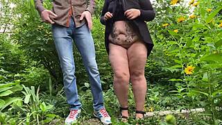 Suocera si masturba figa bagnata all'aperto. Milf bbw mostra culo grasso facendo coprire pancia di sborra.