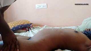 MILF professora madrasta Alexa Payne procura o controle remoto em posições doggystyle e cowgirl