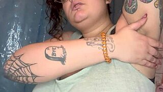 Jeg føler mig så ydmyget med sved og fløde i mine armhuler under denne rå hjemmelavede fetish med daddy og onkel!