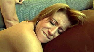 Sono una MILF inculata che prende una sveltina rude con vestiti strappati... oh dio, la mia figa bagnata gocciola dall'orgasmo