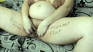אישה בהריון 9 חודשים עם פטיש הומיליאציה מדרבנת כוס שערית אחרי סקס קרימפיי מבולגן בבית