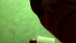 Französische Dienstmädchen-Sklavin in Solo-Bondage-Session