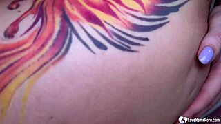 Ljubim, kako moja zrela soseda sesa in jebe moj trdi kurac v domačem POV