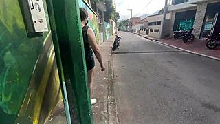 รู้สึกเสียวมากกับแม่เลี้ยงสาวลาตินโคลอมเบียตัวยั่วที่มีอีโหนกใหญ่ในกางเกงขาสั้นแฟลชริมถนนสหรัฐฯ