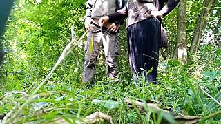 Посмотришь, как жирная милф писает из волосатой пизды в парке?